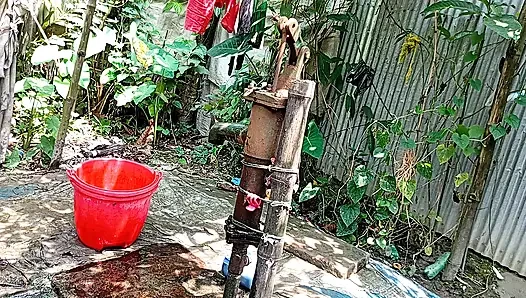 Köy üvey kız kardeşimi dışarıda banyo yaparken siktim.