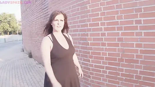 Olgun tombul kadın üçlü seks yaparak ve çifte penetrasyon alarak sert orgazm oluyor