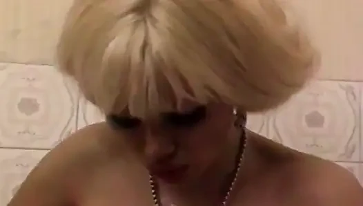 Fransız sarışın büyük memeli orta yaşlı seksi kadın duş alıyor