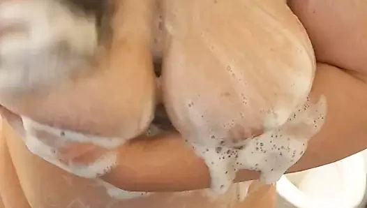 Şehvetli bbw soaping ona dev memeler