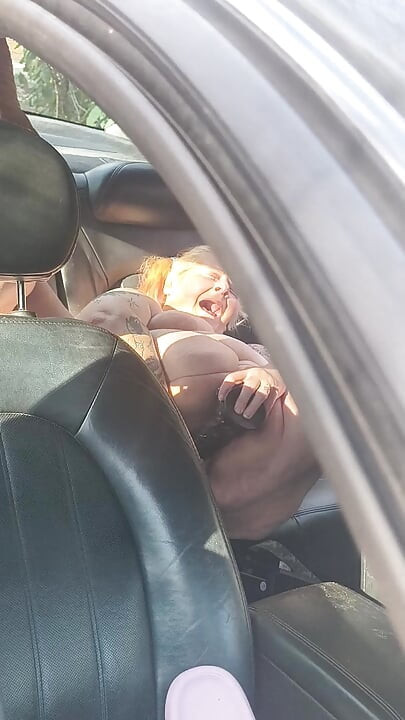 Yine yabancıların yaramaz sırıtışını izliyor
