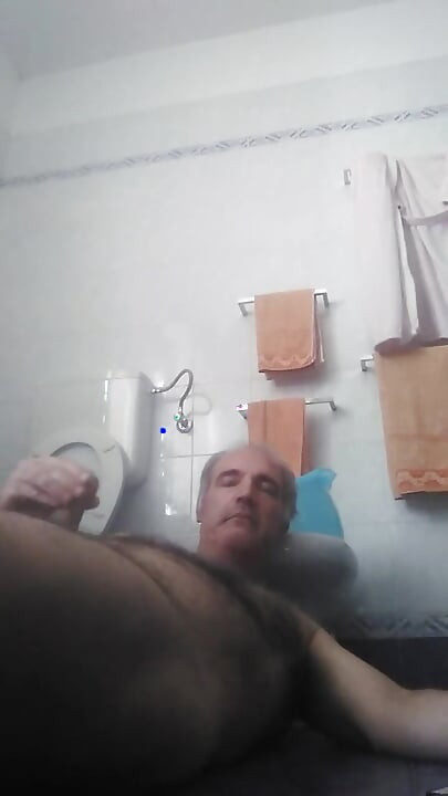Göt deliğime parmaklarımla mastürbasyon yapıyorum, edepsiz yaşlı bir ben için gerçek bir zevk.