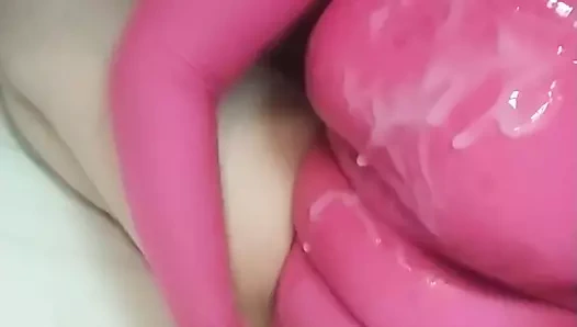 Ben yapay penis ile oynuyorum ve pembe spandex tek parça streç giysi ve sperm ile duş takıyorum