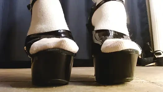 Kabarık beyaz çoraplı yetişkin patentli deri Maryjanes