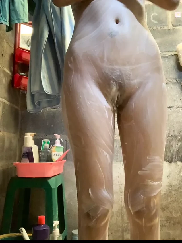 Молодая азиатская девушка принимает душ (соблазняющее видео)