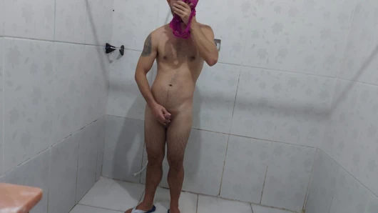 Üvey anne üvey oğlunu kullanılmış külotunu koklarken yakalıyor, neredeyse boşalıyor ve boşalmasına yardım etmeye karar veriyor