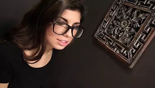 Ava Taylor büyük yarağı emiyor ve ıslak ve azgın amına mastürbasyon yapıyor