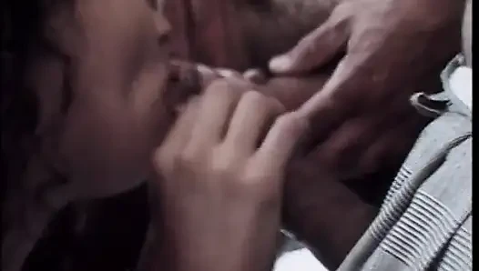 Muhteşem memeli esmer piliç yatakta iki yarakla sert sikiliyor