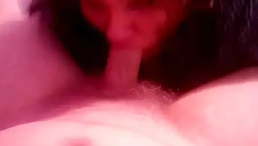 Üvey anne üvey oğullarının yarağını profesyonel gibi emiyor ve ağzına boşaltıyor