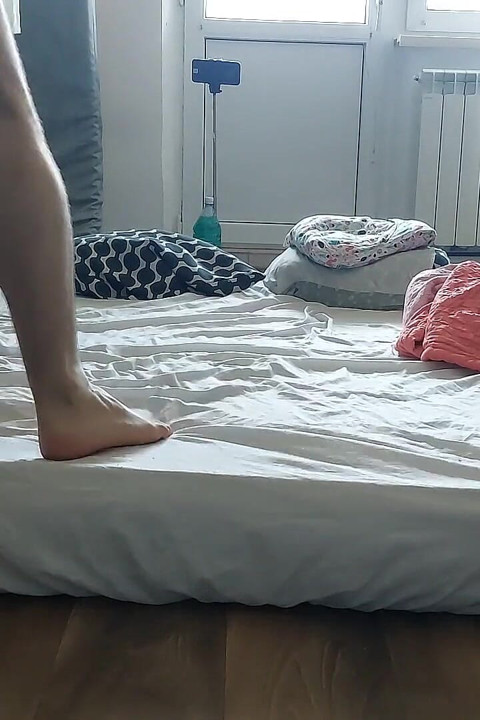 Orgazm olmak için karısının amını yalıyor. Amatör evli kadının şehvetli oral seksi.