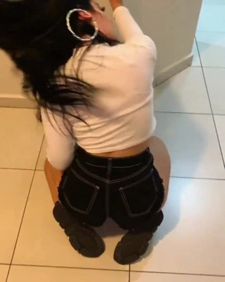 Nicks Vieira adora rebolar de shortinho!!