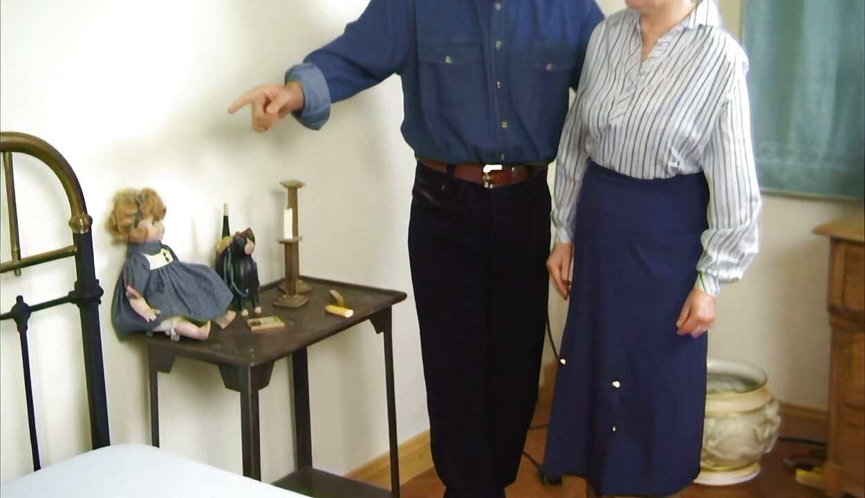 Çoraplı Olgun GILF Sikini Sertçe Sürüyor