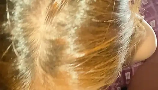 Angy'nin sürtüğün uzmanlık alanı derin gırtlakla başkasının yarağını emiyor