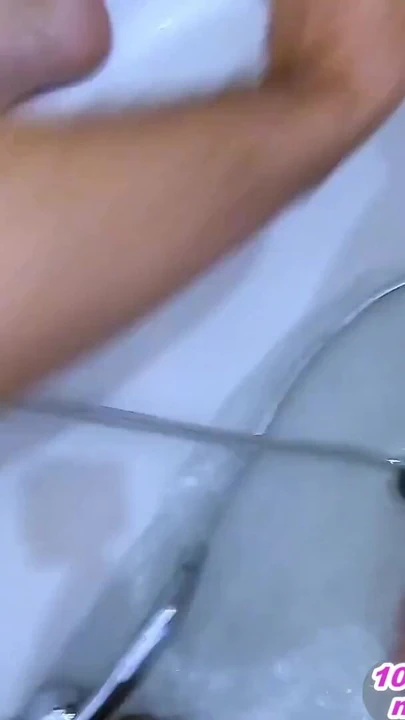 Потрясающий момент от "Извращенный трах мочи в ванне с немецкой юной шлюшкой в любительском видео"