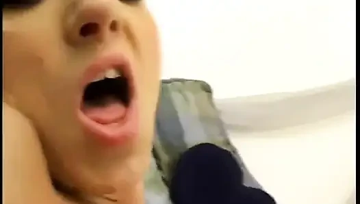 Seçmeler için sikişiyor ve emiyor