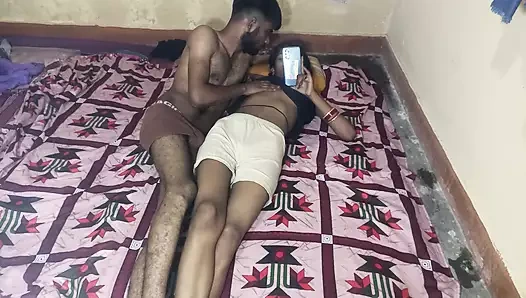 Hintli genç ateşli evli kadın geceleri sikişiyor