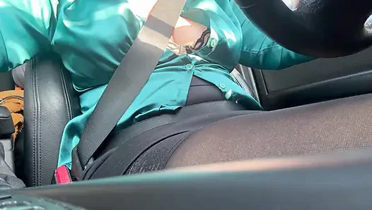 Mature hot milf masturbates in the car in public on the way home from the office