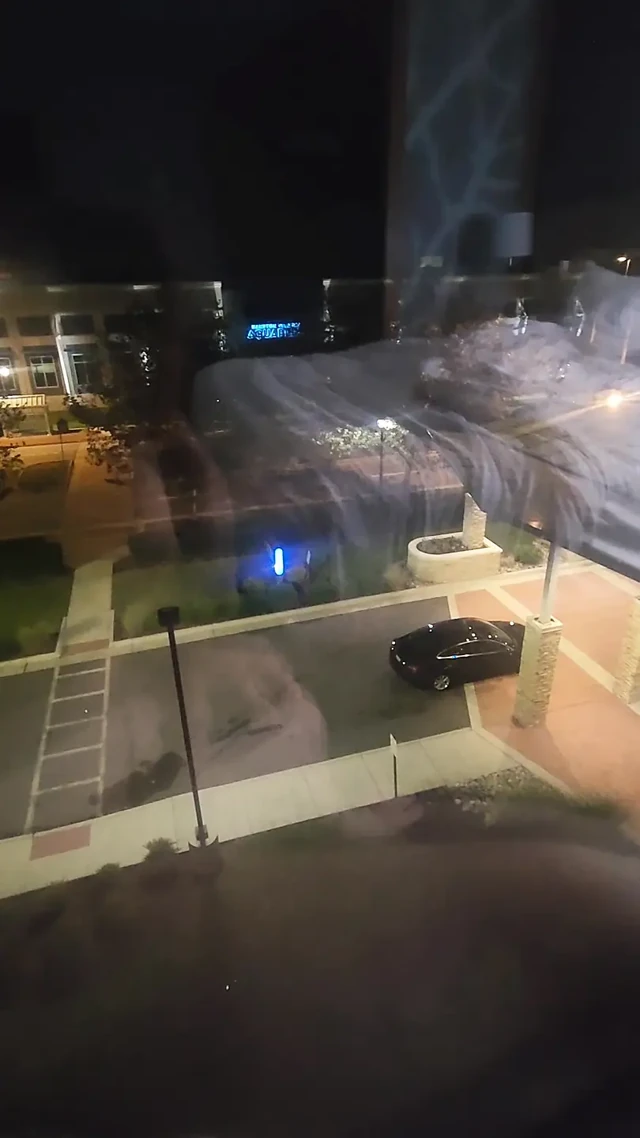 Otel penceresinde çıplakken mastürbasyon