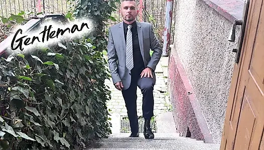 Kadın kılıklı beyefendi takım elbisenin altında iç çamaşırı giyerken erkek amıyla oynuyor