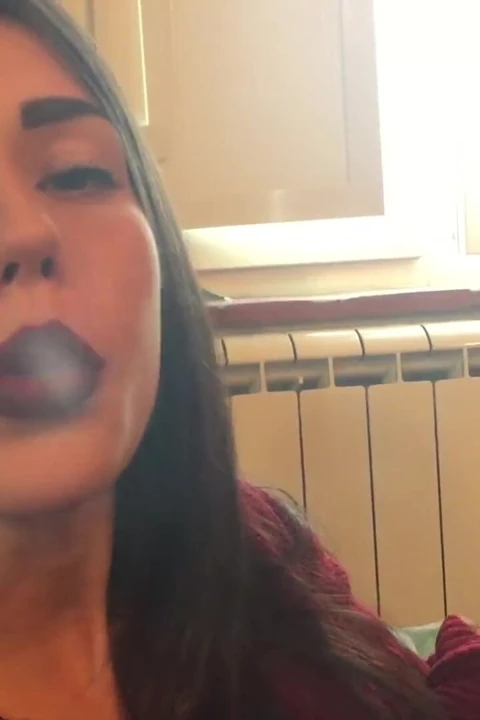 Muhteşem esmer piliçle puro içiyor