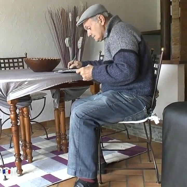 Amatör genç sarışın anal babayla üçlü sikiliyor