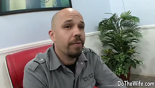 Azgın sarışın evli kadın Darcy Tyler amını iyi siktiriyor