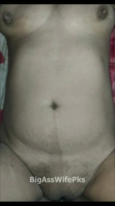 Pakistanlı olgun ev hanımı sıkı göt deliğini, büyük sulu göğüslerini ve geniş amcığını gösteriyor