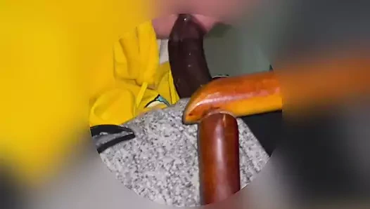 İri güzel kadın büyük zenci emiyor