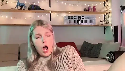 Kadın kılıklı kadın götüne dildo ile boşalıyor