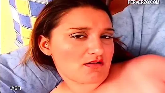 Tombul esmer mastürbasyon yapıyor