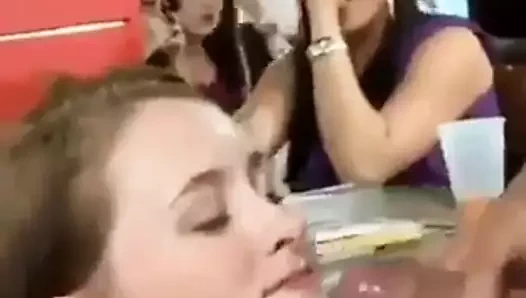 Holly nowell at the seks bekarlığa veda partisinde yüz alır