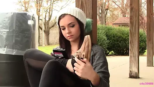 Meche miley, sperry botu ayakkabı oyunu önizlemesini okşuyor