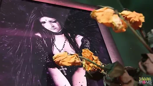 Lateksli iki orta yaşlı seksi kadın üçlü sekste anal sikişiyor