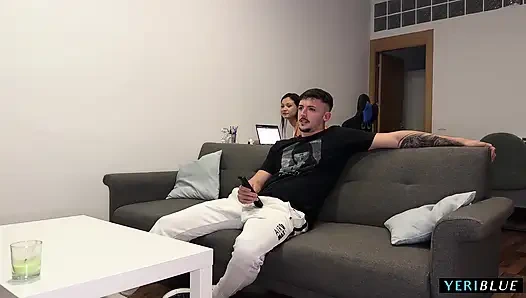 Onu film izlemek için evine davet ediyor ve sert seks yapıyor