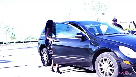 Baharatlı esmer ders çalışmak yerine büyük siyah götüyle beyaz yarağını baştan çıkarıyor