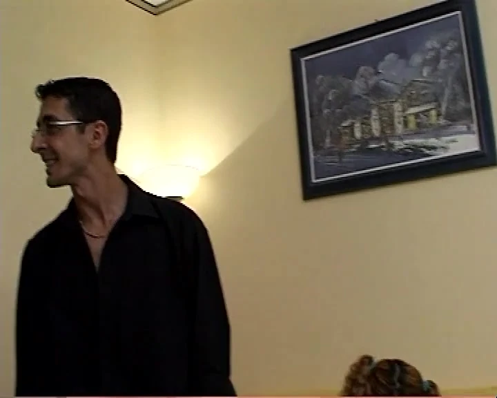 एक मुर्गा भूखा सिसिली फूहड़ तीन लोगों के साथ fucks