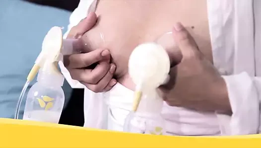 Küçük memeli kadın büyük memelerinden süt pompalıyor