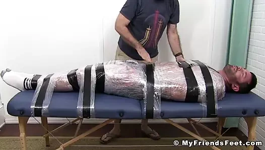 yaramaz adam işkence bağlı yukarı arkadaş ve ayaklarını gıdıklıyor