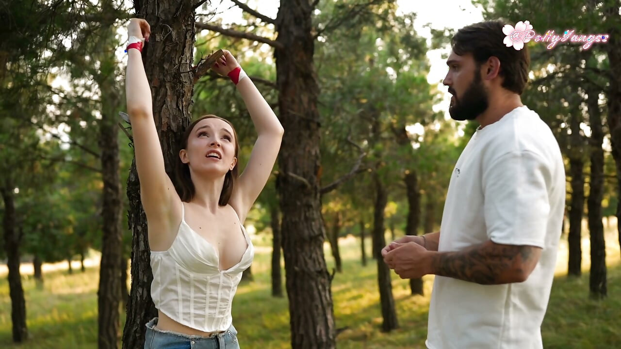 Beni ağaca bağlı bıraktı - rastgele adam beni buldu ve ıslak amcığımı sikmeyi bırakmasını istemedim