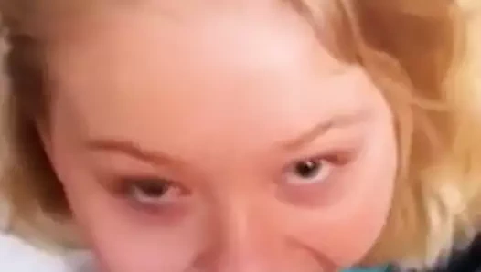 Sarışın kız yarak emiyor