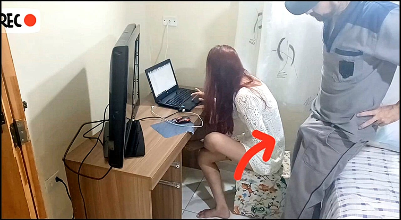 Ev hanımı yalnız başına yaramaz koçu kabul ediyor!