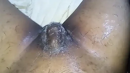 Eski moda şekilde komşumun penisini ve taşaklarını tıraş ediyorum, tıraşlı yarağı çok lezzetli görünüyordu ve ona ilk kez verdim