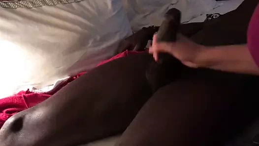 Evli kadın büyük zenci okşuyor 2