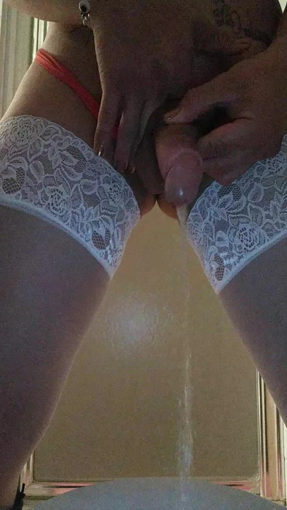 Çoraplı seksi kız ateşli bir şekilde işiyor