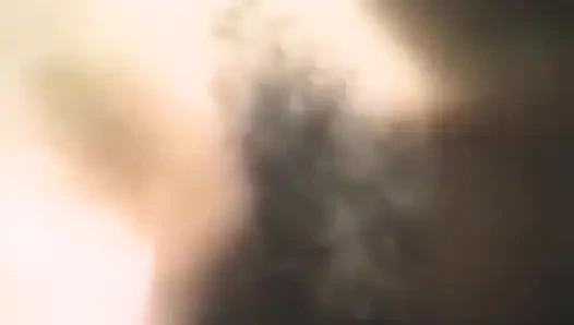 Utangaç bir esmer dildo ve yarakla sikiliyor