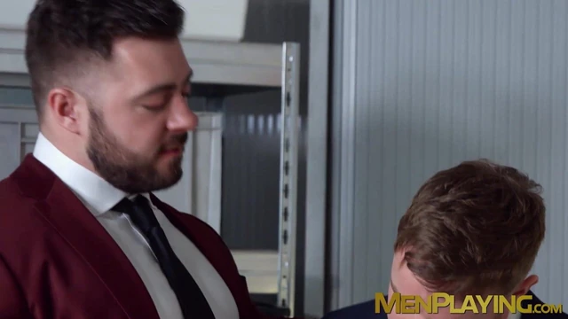 Работа - прекрасная обстановка для мужчины в модной одежде, чтобы потрахаться