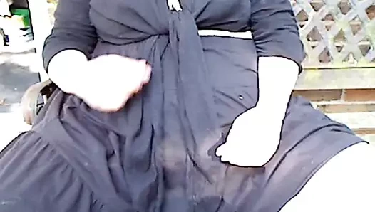 Bir arkadaşın bahçesinde bir yaz günü bahçe bankı (1/4)