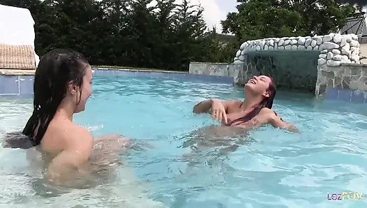 Lezbiyen havuzda makaslama devam ederken su tüm lezbiyen hislerini güçlendiriyor