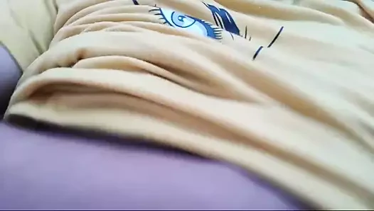 Kendime dokunarak görünmeyi seviyorum