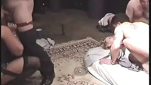 Olgun sarışın orta yaşlı seksi kadın büyük zenci yarağı tarafından çifte dolduruluyor